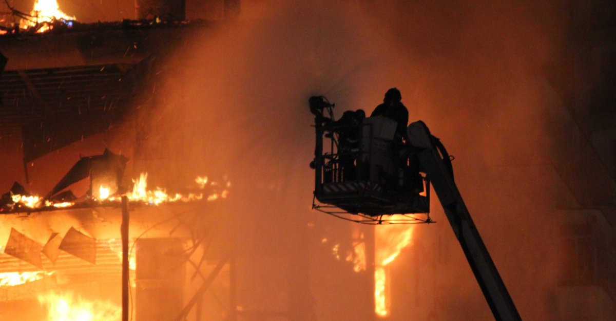 Incêndio de grandes proporções atinge prédios no Centro de SP