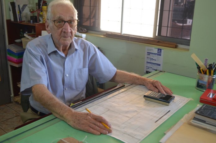 Aos 90 anos de idade, Carlos Manço inicia o curso de Arquitetura e Urbanismo, em São Paulo