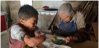 Mulher sem braços e pernas cuida da mãe centenária sozinha na China