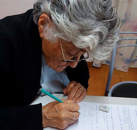 revistapazes.com - Mulher que abandonou a escola quando criança para trabalhar no campo termina a escola aos 89 anos
