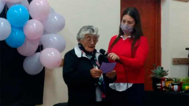 revistapazes.com - Mulher que abandonou a escola quando criança para trabalhar no campo termina a escola aos 89 anos