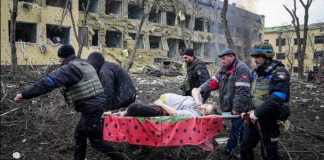 Mulher grávida fotografada em maca após bombardeio na Ucrânia morreu, dizem autoridades