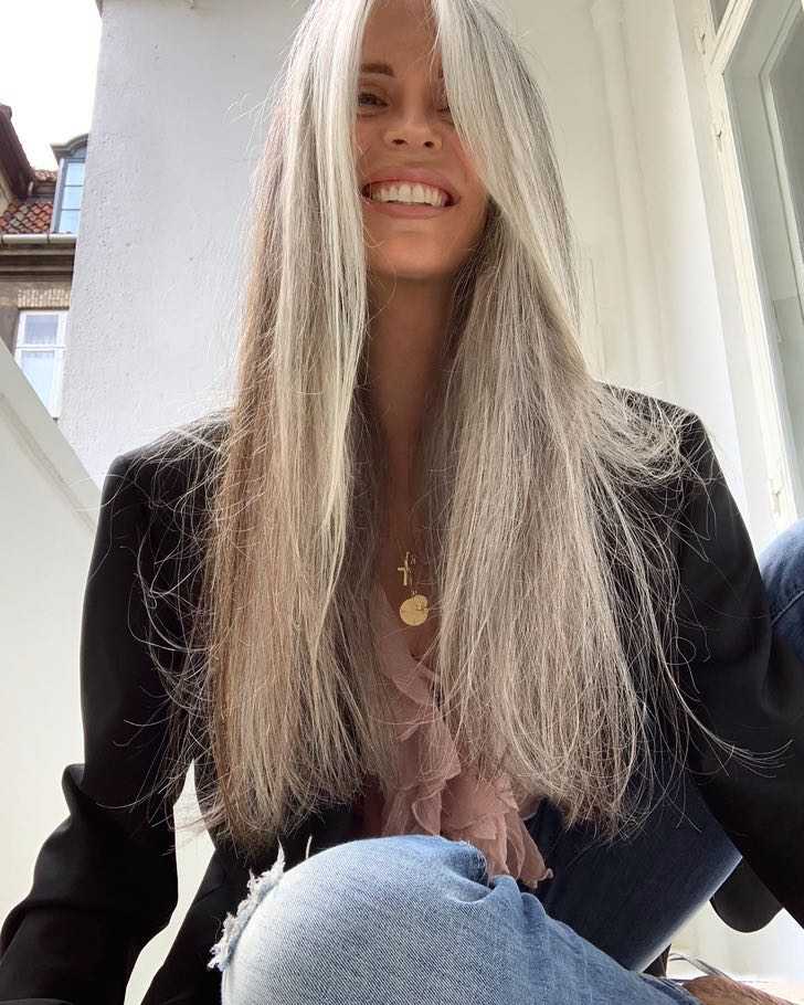 revistapazes.com - Mulher com mais de 50 anos opta por deixar o cabelo natural pela 1ª vez e recebe elogios