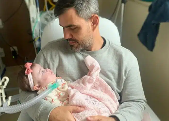 Filhinha caçula do ator Juliano Cazarré recebe alta hospitalar