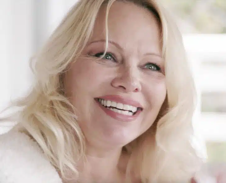 revistapazes.com - Pamela Anderson aceita rosto natural com rugas e rejeita cirurgias: "Quero parecer velha"