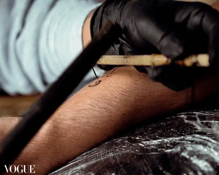 revistapazes.com - Mulher indígena de 106 anos que é tatuadora desde os 16 estampa capa da Vogue: "Tenho orgulho da minha arte"