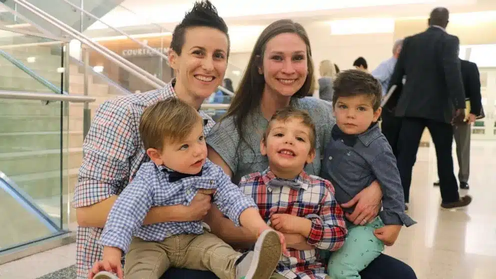 revistapazes.com - Casal de mulheres adota três irmãos para mantê-los juntos: 'Amados incondicionalmente'