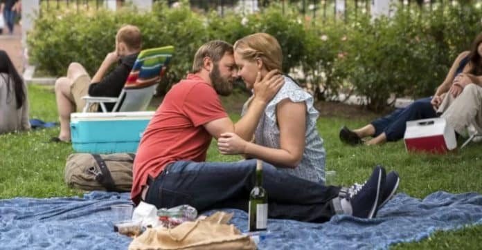 Amy Schumer chega ao 1º lugar na Netflix com divertida – e refrescante – comédia romântica