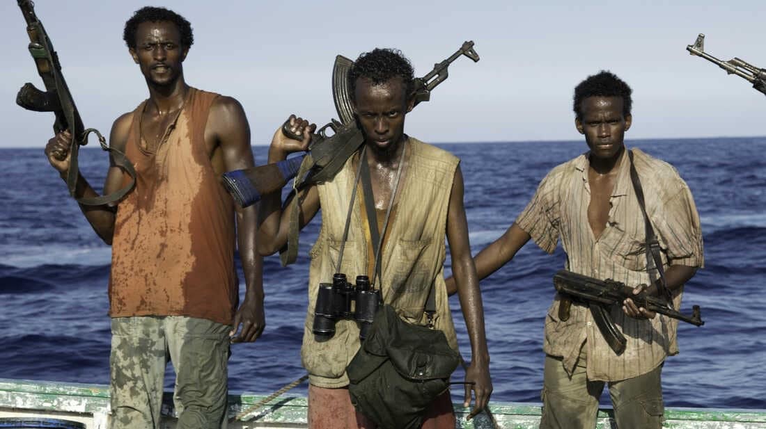 revistapazes.com - Tom Hanks é capitão de navio que precisa se defender de piratas neste filmaço que chegou na Netflix
