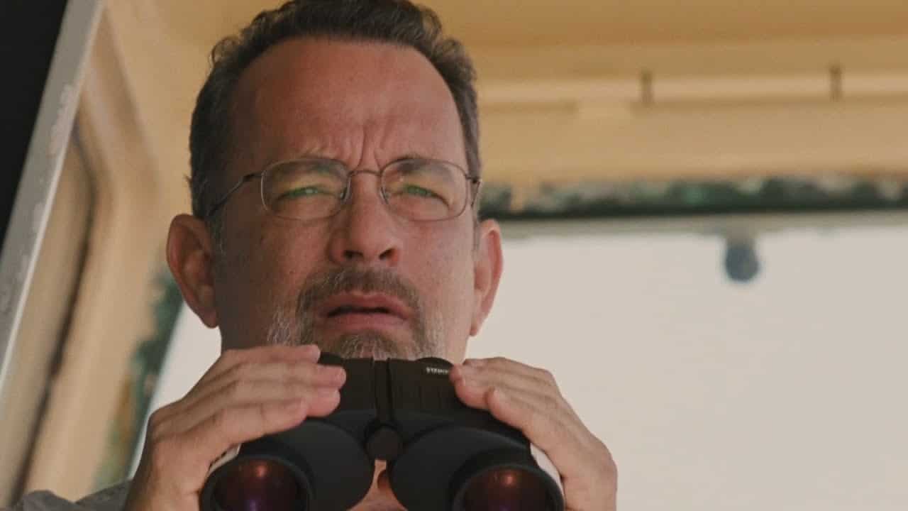 revistapazes.com - Tom Hanks é capitão de navio que precisa se defender de piratas neste filmaço que chegou na Netflix