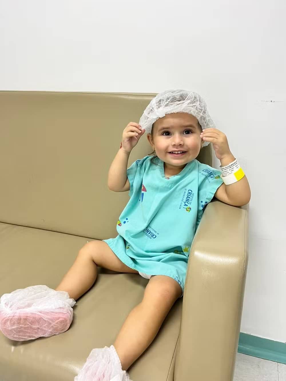 revistapazes.com - [VIDEO] Menina de 2 anos com câncer raro reencontra irmãos após quimioterapia e internet vai às lágrimas