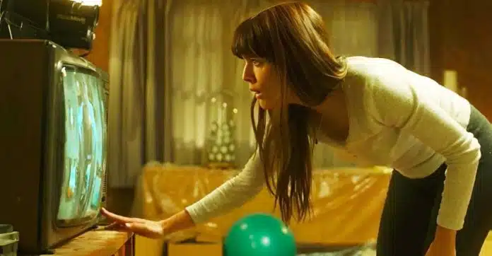 Neste filme arrepiante, mulher descobre que pode se comunicar com o passado e mudar a realidade