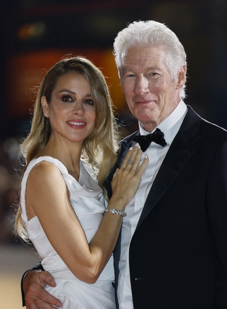 revistapazes.com - Esbanjando vitalidade aos 78, Richard Gere se ajoelha diante da esposa e emociona público - veja fotos