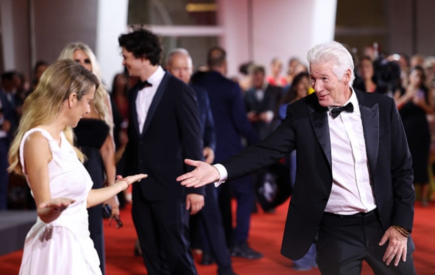 revistapazes.com - Esbanjando vitalidade aos 78, Richard Gere se ajoelha diante da esposa e emociona público - veja fotos