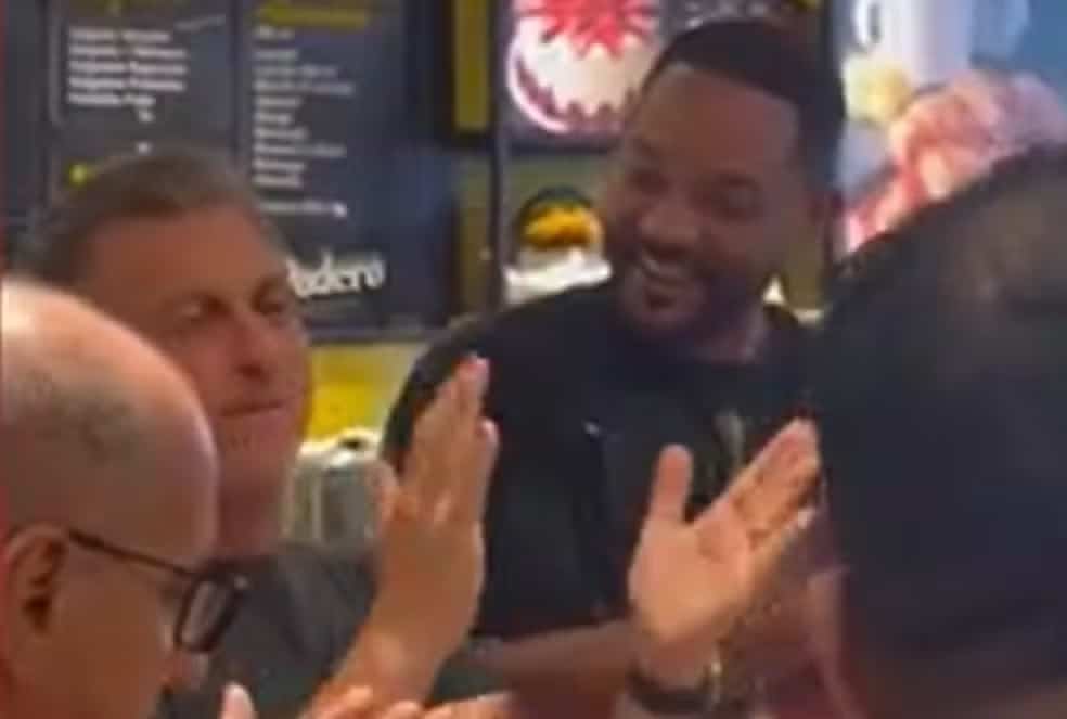 revistapazes.com - Em vídeo inédito, Will Smith faz show para garis, janta com Iza e ganha 'parabéns para você' em padaria de São Paulo