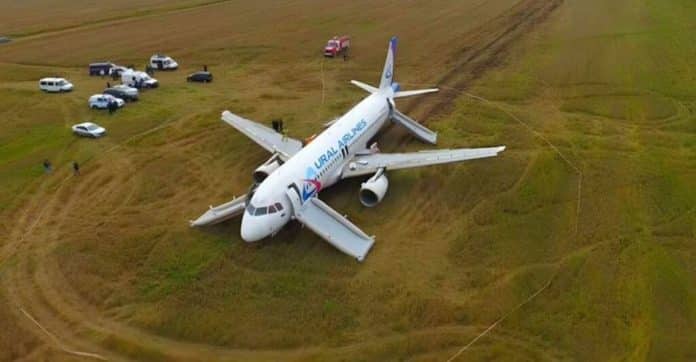 Passageiros tem ‘novo medo desbloqueado’ após avião voar por 10 horas e poucas NO MESMO AEROPORTO de onde decolou