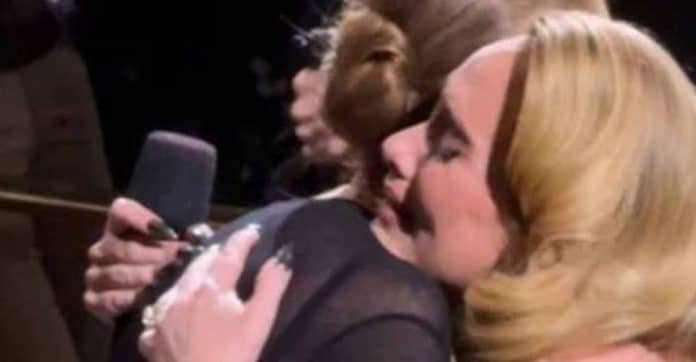 Adele chora ao abraçar Céline Dion na plateia de seu show em Las Vegas – e faz todo mundo chorar junto com ela