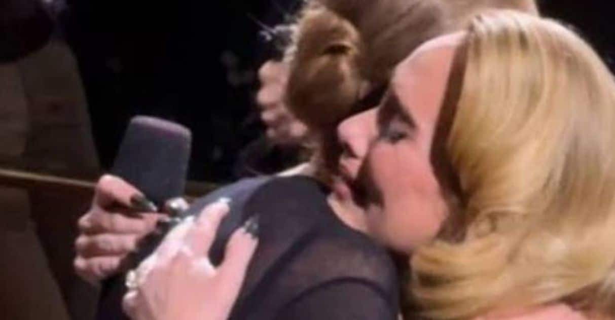 revistapazes.com - Adele chora ao abraçar Céline Dion na plateia de seu show em Las Vegas - e faz todo mundo chorar junto com ela