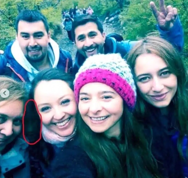 revistapazes.com - Amigos tiram selfie durante trilha em floresta e detalhe sinistro ao fundo rouba a cena - veja foto