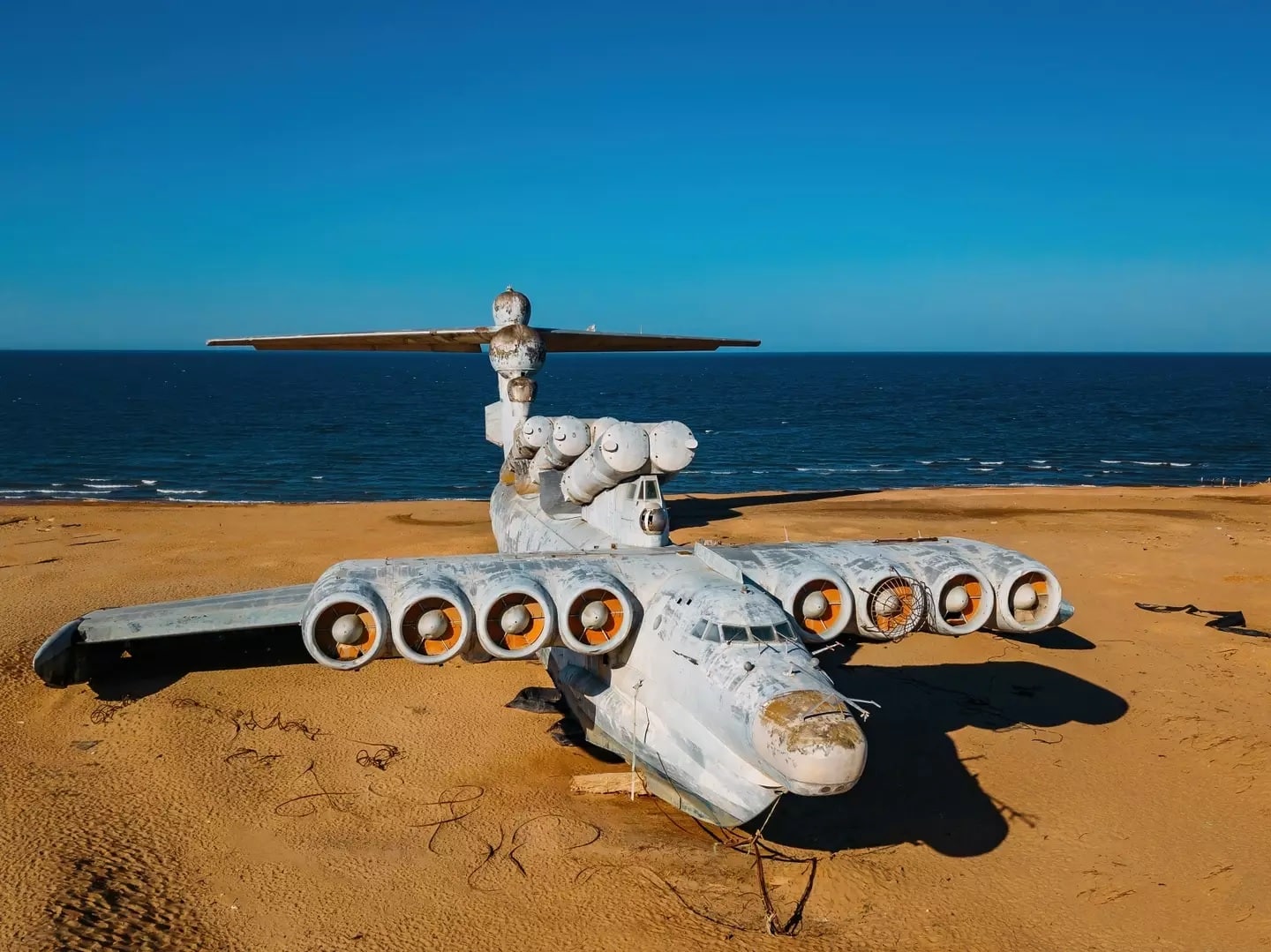 revistapazes.com - Ecranoplano, um dos aviões mais exóticos do mundo e maior que o Boeing 747, foi abandonado na praia