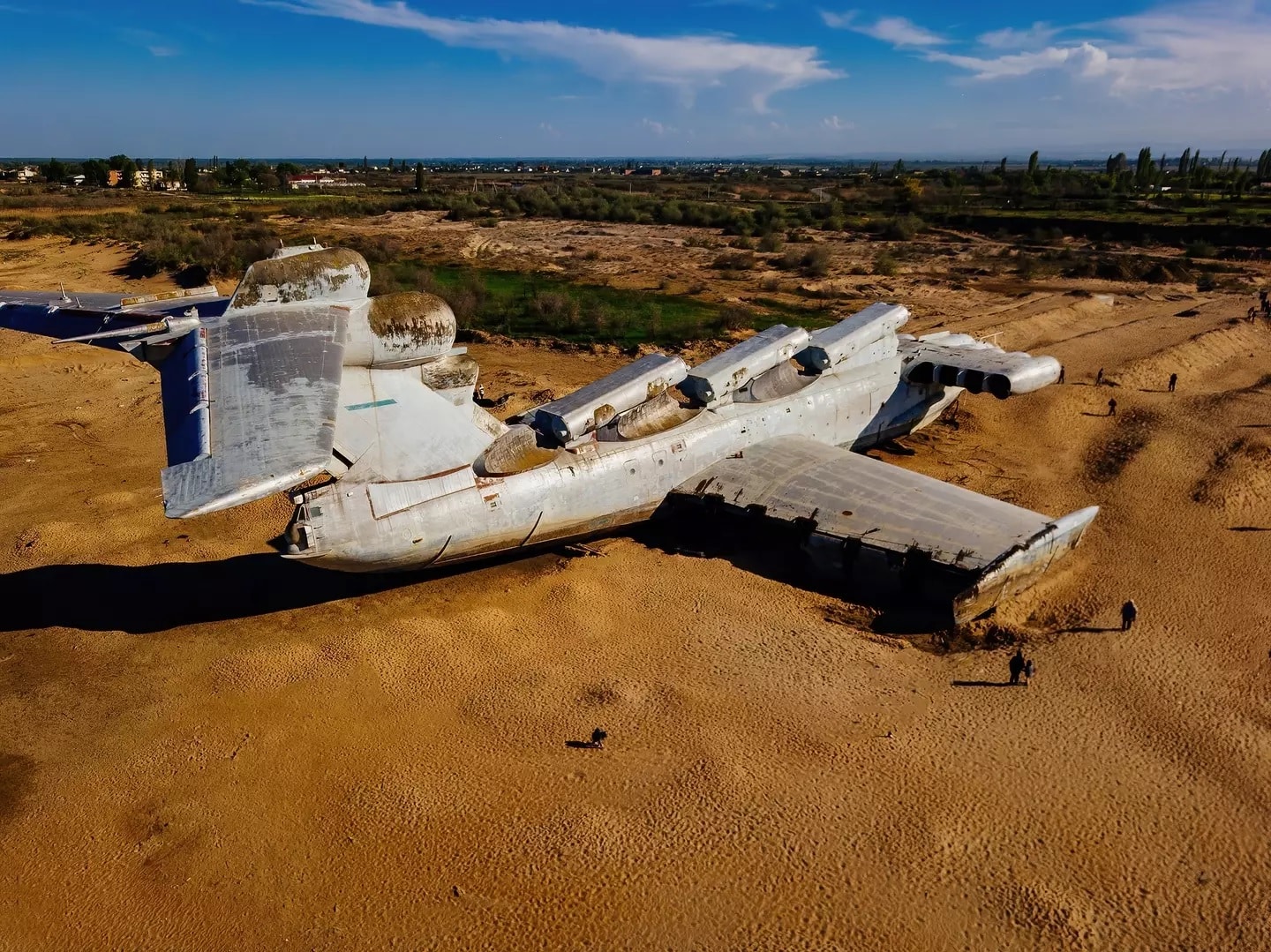 revistapazes.com - Ecranoplano, um dos aviões mais exóticos do mundo e maior que o Boeing 747, foi abandonado na praia