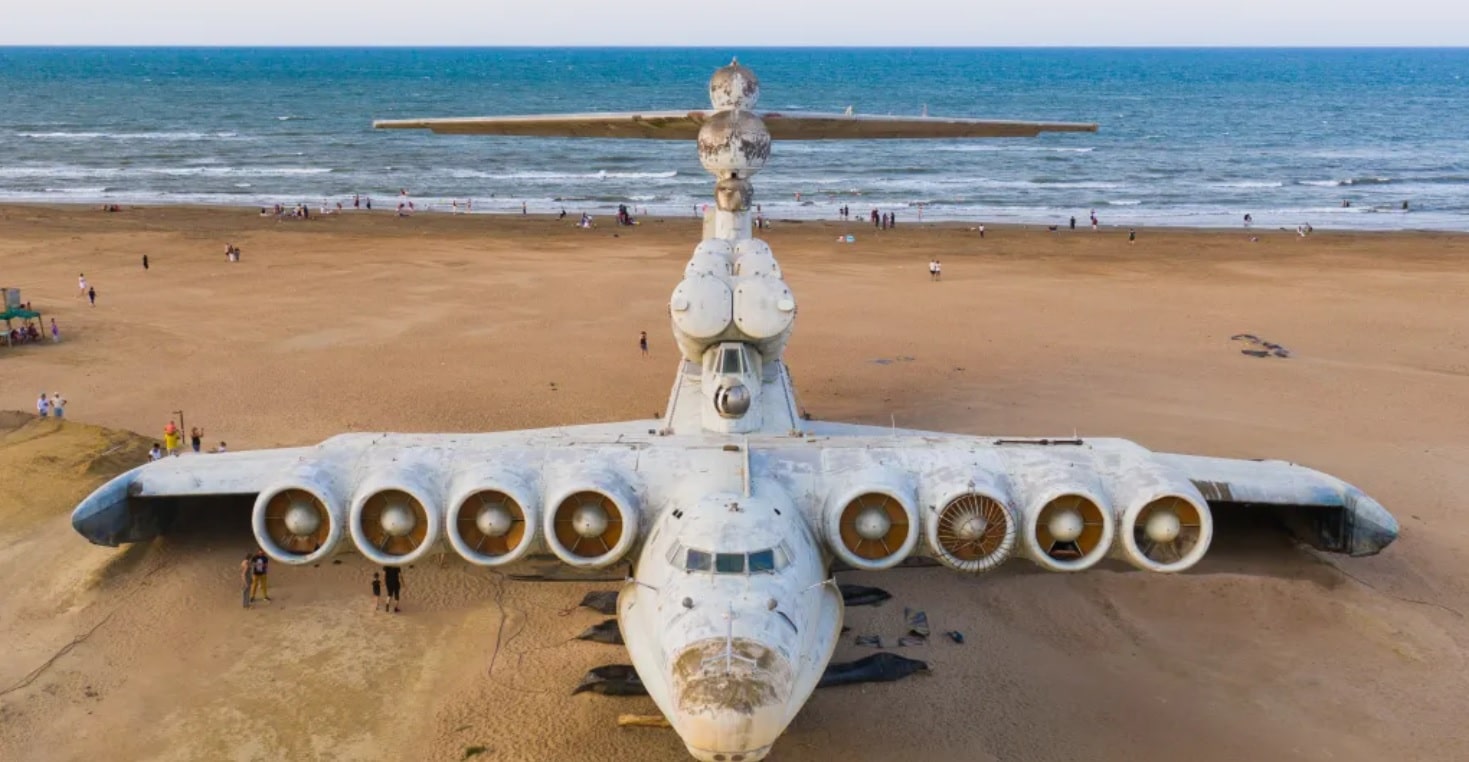 revistapazes.com - Ecranoplano, um dos aviões mais exóticos do mundo e maior que o Boeing 747, foi abandonado na praia