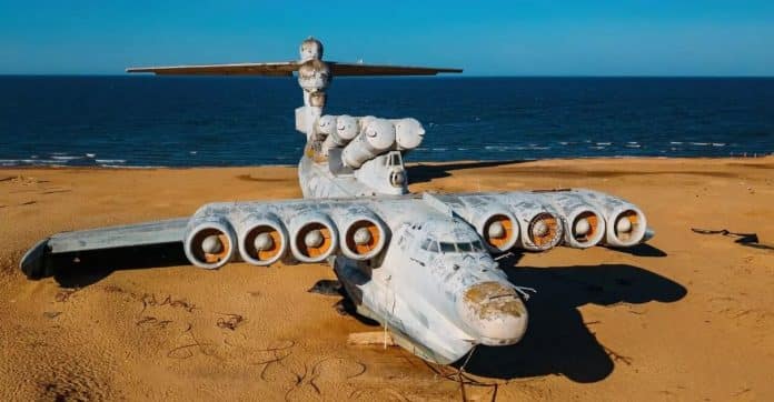 Ecranoplano, um dos aviões mais exóticos do mundo e maior que o Boeing 747, foi abandonado na praia